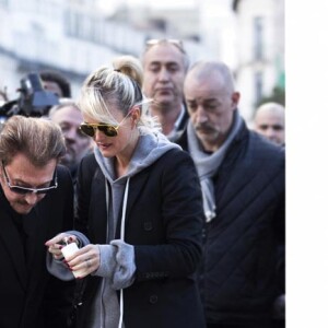 Exclusif : Johnny Hallyday et son épouse Laeticia se recueillent place de la Bourse à Bruxelles le 27 mars 2016