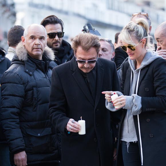 Exclusif : Johnny Hallyday et son épouse Laeticia se recueillent place de la Bourse à Bruxelles le 27 mars 2016