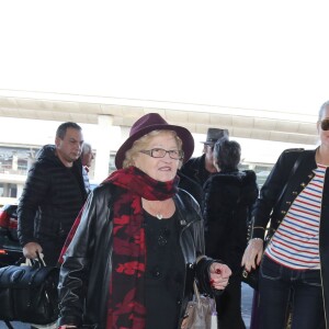 Après son 75ème concert, Johnny Hallyday repart en famille avec sa femme Laeticia et ses filles Jade et Joy à Los Angeles de l'aéroport Roissy Charles de Gaulle le 29 mars 2016. Eliette, la grand-mère de Laeticia Hallyday accompagne toute la famille.