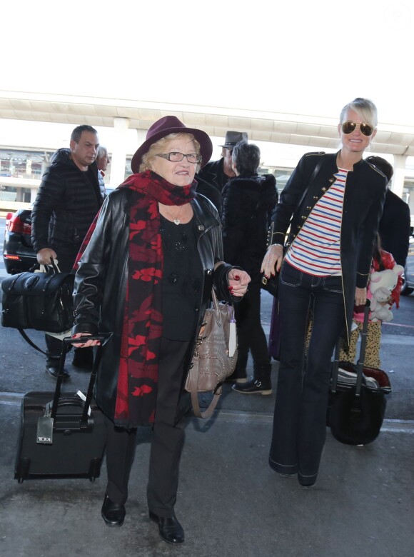 Après son 75ème concert, Johnny Hallyday repart en famille avec sa femme Laeticia et ses filles Jade et Joy à Los Angeles de l'aéroport Roissy Charles de Gaulle le 29 mars 2016. Eliette, la grand-mère de Laeticia Hallyday accompagne toute la famille.