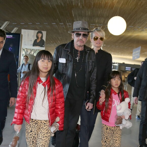 Après son 75ème concert, Johnny Hallyday repart en famille avec sa femme Laeticia et ses filles Jade et Joy à Los Angeles de l'aéroport Roissy Charles de Gaulle le 29 mars 2016. Eliette, la grand-mère de Laeticia Hallyday accompagne toute la famille.