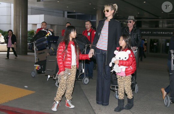 Après son 75ème concert, Johnny Hallyday arrive en famille avec sa femme Laeticia et ses filles Jade et Joy à l'aéroport de Los Angeles en provenance de Paris le 29 mars 2016. Eliette, la grand-mère de Laeticia Hallyday accompagne toute la famille.