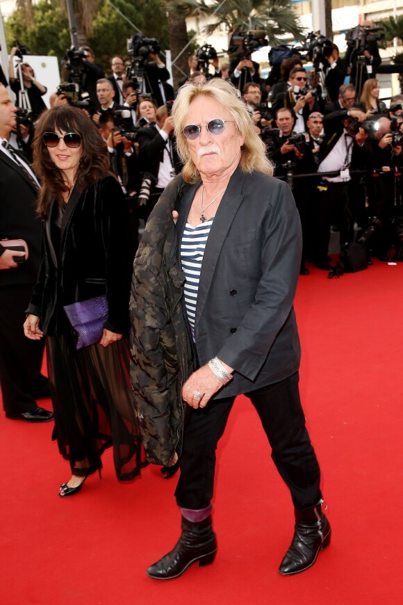 Le chanteur Christophe et sa compagne Audrey lors de la Montée des marches du film "La Tête Haute" pour l'ouverture du 68 ème Festival du film de Cannes – Cannes le 13 mai 2015