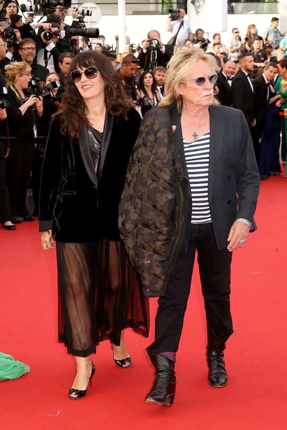 Le chanteur Christophe et sa compagne Audrey pendant la Montée des marches du film "La Tête Haute" pour l'ouverture du 68 ème Festival du film de Cannes à Cannes le 13 mai 2015