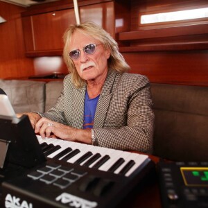 Exclusif - Le chanteur Christophe a posé ses valises à Port-Grimaud pour passer des vacances à bord d'un voilier loué pour l'occasion. Jamais sans ses instruments, le chanteur peaufine son prochain album qui sortira en avril 2015 chez Capitol. Il sera le 29 août prochain sur scène à Dijon pour un festival électro. d