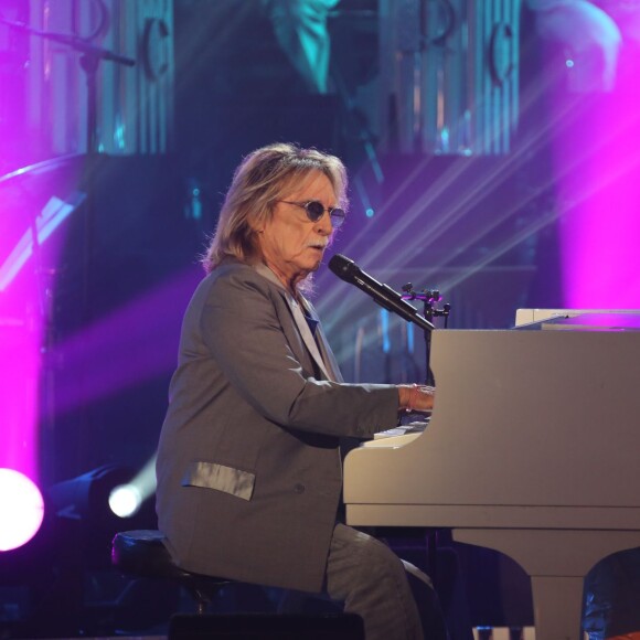 Le chanteur Christophe lors de l' Enregistrement de l'émission "Les années bonheur" à Paris le 11 mars 2014. L'émission sera diffusée le 12 avril 2014.