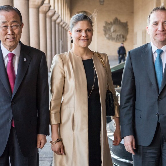 La princesse Victoria de Suède avec le secrétaire général de l'ONU Ban Ki-moon et le Premier ministre suédois Stefan Löfven à l'Hôtel de Ville de Stockholm le 30 mars 2016 pour la conférence des Nations unies à la mémoire de Dag Hammarskjöld.