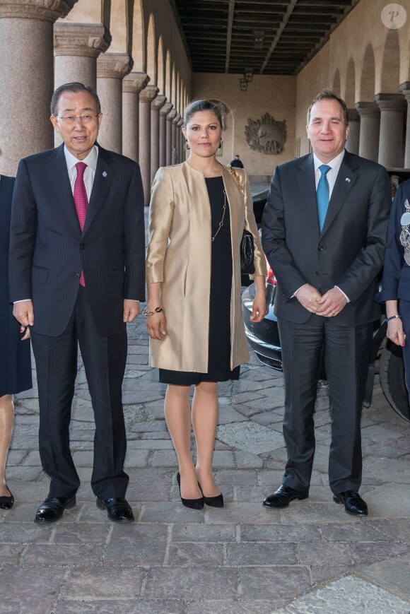 La princesse Victoria de Suède avec le secrétaire général de l'ONU Ban Ki-moon et le Premier ministre suédois Stefan Löfven à l'Hôtel de Ville de Stockholm le 30 mars 2016 pour la conférence des Nations unies à la mémoire de Dag Hammarskjöld.