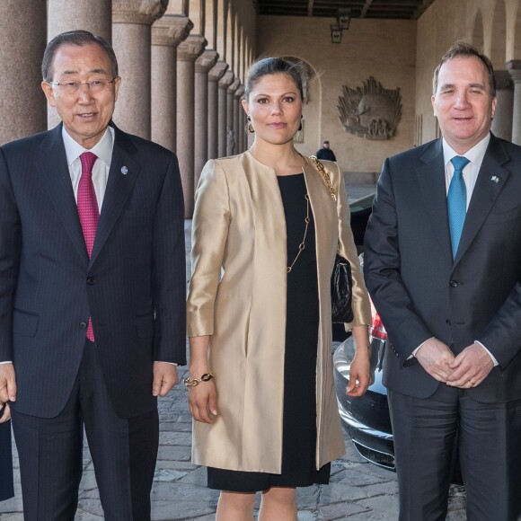 La princesse Victoria de Suède avec le secrétaire général de l'ONU Ban Ki-moon et le Premier ministre suédois Stefan Löfven à l'Hôtel de Ville de Stockholm le 30 mars 2016 pour la conférence des Nations unies à la mémoire de Dag Hammarskjöld.