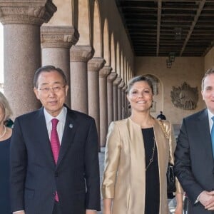 La princesse héritière Victoria de Suède prenait part avec le secrétaire général de l'ONU Ban Ki-moon et le Premier ministre suédois Stefan Löfven à la conférence des Nations unies à la mémoire de Dag Hammarskjöld, à l'Hôtel de Ville de Stockholm le 30 mars 2016.