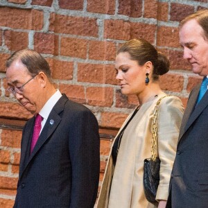 La princesse Victoria de Suède avec le secrétaire général de l'ONU Ban Ki-moon et le Premier ministre suédois Stefan Löfven à l'Hôtel de Ville de Stockholm le 30 mars 2016 pour la conférence des Nations unies à la mémoire de Dag Hammarskjöld.
