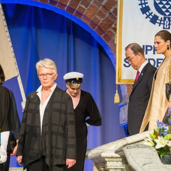 La princesse héritière Victoria de Suède prenait part avec le secrétaire général de l'ONU Ban Ki-moon et le Premier ministre suédois Stefan Löfven à la conférence des Nations unies à la mémoire de Dag Hammarskjöld, à l'Hôtel de Ville de Stockholm le 30 mars 2016.