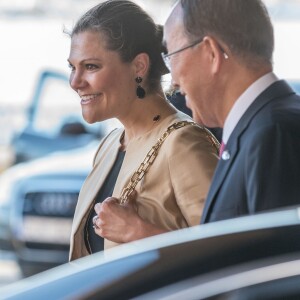 La princesse héritière Victoria de Suède prenait part avec le secrétaire général de l'ONU Ban Ki-moon et le Premier ministre suédois Stefan Löfven à la conférence des Nations unies à la mémoire de Dag Hammarskjöld, à l'Hôtel de Ville de Stockholm le 30 mars 2016.