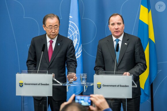 Le secrétaire général de l'ONU Ban Ki-Moon et le Premier ministre suédois Stefan Löfven à la conférence des Nations unies à la mémoire de Dag Hammarskjöld, à l'Hôtel de Ville de Stockholm le 30 mars 2016.
