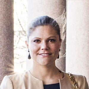 La princesse Victoria de Suède, moins d'un mois après avoir accouché du prince Oscar, prenait part le 30 mars 2016 à la conférence des Nations unies à la mémoire de Dag Hammarskjöld, à l'Hôtel de Ville de Stockholm.