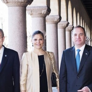 La princesse Victoria de Suède, moins d'un mois après avoir accouché du prince Oscar, prenait part le 30 mars 2016 à la conférence des Nations unies à la mémoire de Dag Hammarskjöld, à l'Hôtel de Ville de Stockholm.