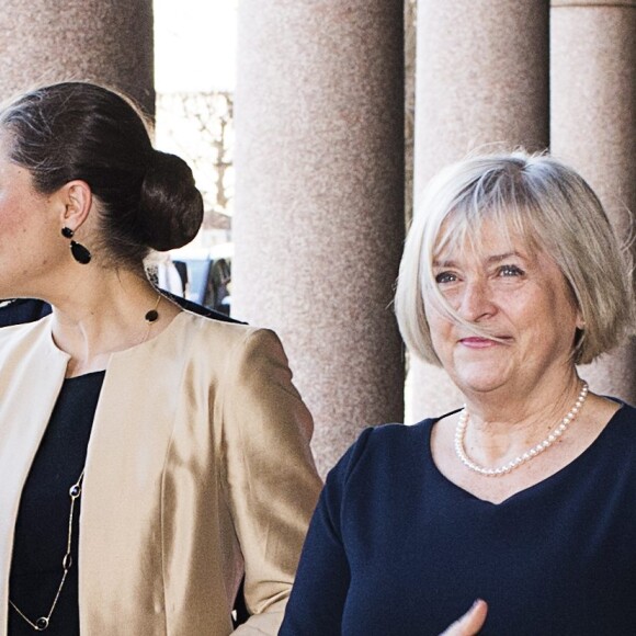 La princesse Victoria de Suède, moins d'un mois après avoir accouché du prince Oscar, prenait part le 30 mars 2016 à la conférence des Nations unies à la mémoire de Dag Hammarskjöld, à l'Hôtel de Ville de Stockholm.