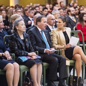 La princesse Victoria de Suède, moins d'un mois après avoir accouché du prince Oscar, prenait part le 30 mars 2016 à la conférence des Nations unies à la mémoire de Dag Hammarskjöld, à l'Hôtel de Ville de Stockholm.