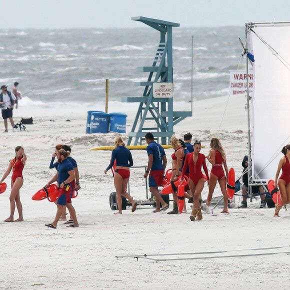 Kelly Rohrbach, Jon Bass, Alexandra Daddario, Dwayne Johnson, Zac Efron, Ilfenesh Hadera - Les acteurs sur le tournage de 'Baywatch' à Savannah en Georgie, le 29 mars 2016