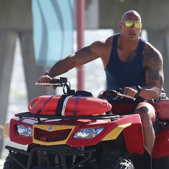 Dwayne Johnson (The Rock) sur un quad pour une scène du film "Baywatch" à Savannah le 30 mars 2016.