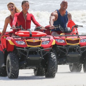 Ilfenesh Hadera, Kelly Rohrbach, Dwayne Johnson - Les acteurs sur le tournage de 'Baywatch' à Savannah en Georgie, le 30 mars 2016