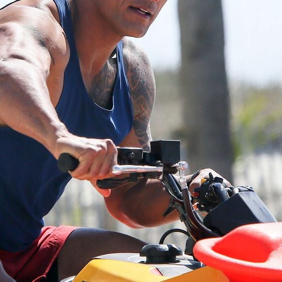 Dwayne Johnson (The Rock) sur un quad pour une scène du film "Baywatch" à Savannah le 30 mars 2016.