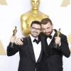 Jimmy Napes (Oscar de la meilleure chanson "Writing's On The Wall" pour le film "007 Spectre") et Sam Smith (Oscar de la meilleure chanson "Writing's On The Wall" pour le film "007 Spectre") à la 88ème cérémonie des Oscars à Los Angeles le 28 février 2016.