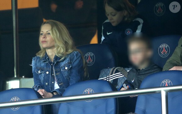 Helena Seger et ses enfants au match de football PSG - Nice, au Parc des Princes, à Paris, le 2 avril 2016 © Cyril Moreau/Bestimage