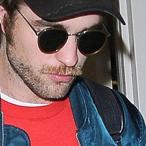 Exclusif - Robert Pattinson a une moustache et une barbe à son arrivée à l'aéroport de LAX à Los Angeles, le 24 octobre 2014.