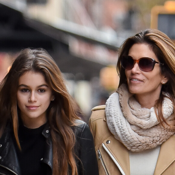 Exclusif - Cindy Crawford se promène avec sa fille Kaia Jordan Gerber dans les rues de New York. Le 22 novembre 2015