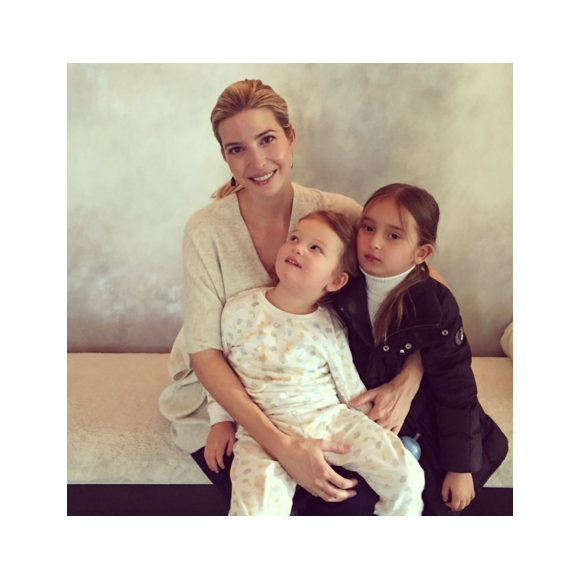 Ivanka Trump pose avec ses deux enfants, une semaine avant son accouchement. Photo publiée sur Twitter, le 21 février 2016.