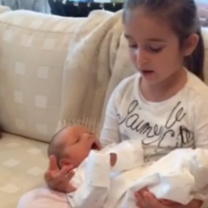 Ivanka Trump a publié une photo de sa fille Arabella Rose en train de chanter une berceuse à son petit frère Théodore James, sur sa page Instagram, le 4 avril 2016.