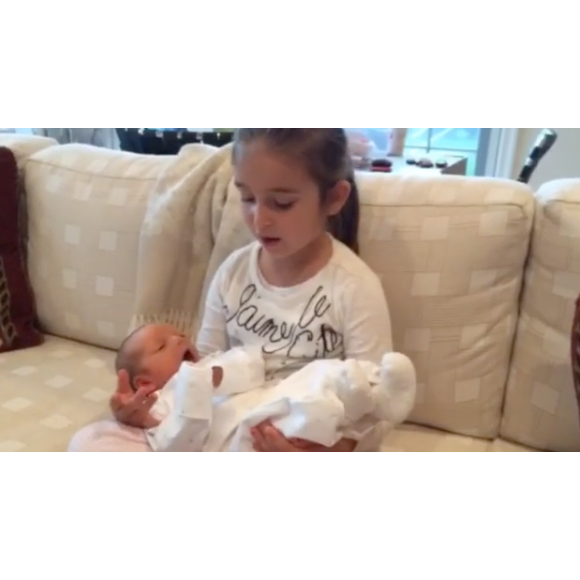 Ivanka Trump a publié une photo de sa fille Arabella Rose en train de chanter une berceuse à son petit frère Théodore James, sur sa page Instagram, le 4 avril 2016.