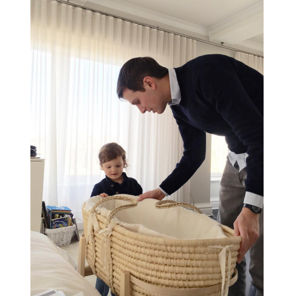 Ivanka Trump a publié une photo de son mari et son fils Joseph Frederik penchés sur le berceau de son nouveau-né prenommé Theodore James, sur sa page Instagram, le 4 avril 2016.