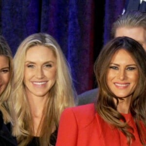DJared Kushner, sa femme Ivanka Trump (enceinte), Lara Yunaska, Melania Trump et son mari Donald  lors d'un meeting de Donald Trump à Des Moines dans l'Iowa le 1er février 2016.