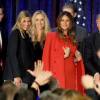 DJared Kushner, sa femme Ivanka Trump (enceinte), Lara Yunaska, Melania Trump et son mari Donald  lors d'un meeting de Donald Trump à Des Moines dans l'Iowa le 1er février 2016.