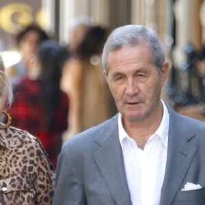 Ivana Trump sur Madison Avenue à New York le 18 septembre 2015 accompagnée d'un ami.