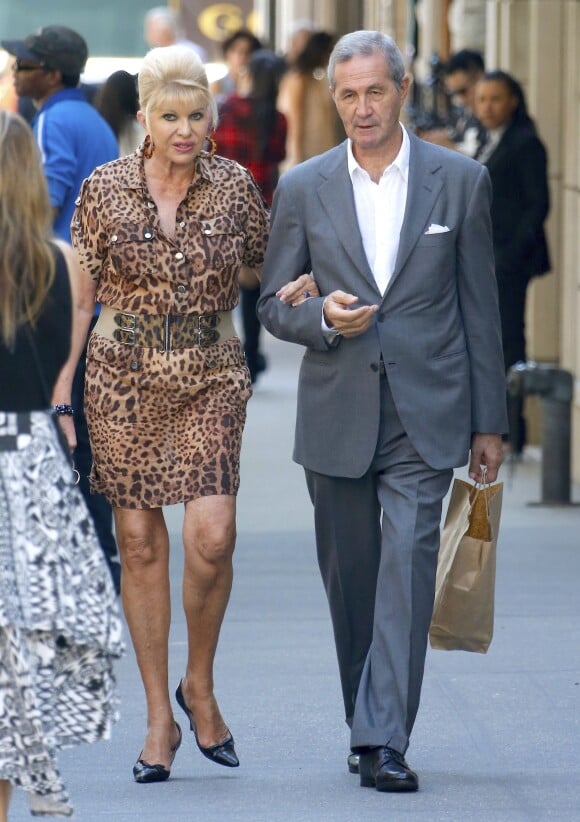 Ivana Trump sur Madison Avenue à New York le 18 septembre 2015 accompagnée d'un ami.