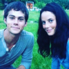 Dylan O'Brien avec Kaya Scodelario et leurs partenaires sur le tournage de la saga Le Labyrinthe, photo publiée sur Instagram par l'actrice le 19 mars 2016 après le grave accident de Dylan sur le tournage de l'épisode Le remède mortel.