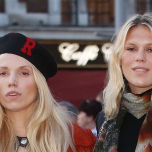 Alexandra Richards et Theodora Richards au vernissage de l'exposition "Exhibitionism" consacrée aux Rolling Stones à la Saatchi Gallery de Londres, le 4 avril 2016.