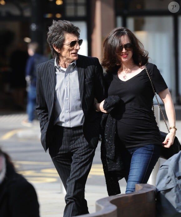 Ronnie Wood et sa femme enceinte Sally Humphreys  arrive à la galerie Saatchi à Londres pour une visite privée de l'expo "Exhibitionism" consacrée aux Rolling Stones, le 3 avril 2016.