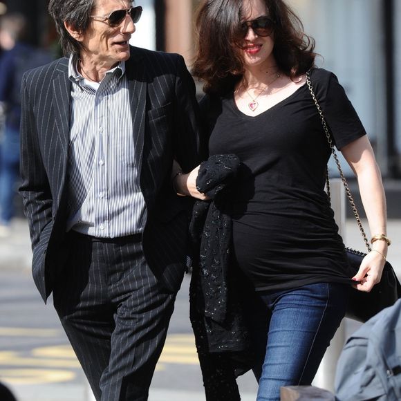 Ronnie Wood et sa femme enceinte Sally Humphreys  arrive à la galerie Saatchi à Londres pour une visite privée de l'expo "Exhibitionism" consacrée aux Rolling Stones, le 3 avril 2016.