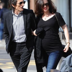 Ronnie Wood et sa femme enceinte Sally Humphreys  arrive à la galerie Saatchi à Londres pour une visite privée de l'expo "Exhibitionism" consacrée aux Rolling Stones, le 3 avril 2016.