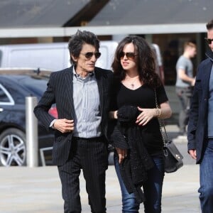 Ronnie Wood et sa femme enceinte Sally Humphreys  arrive à la galerie Saatchi à Londres pour une visite privée de l'expo "Exhibitionism" consacrée aux Rolling Stones, le 3 avril 2016.