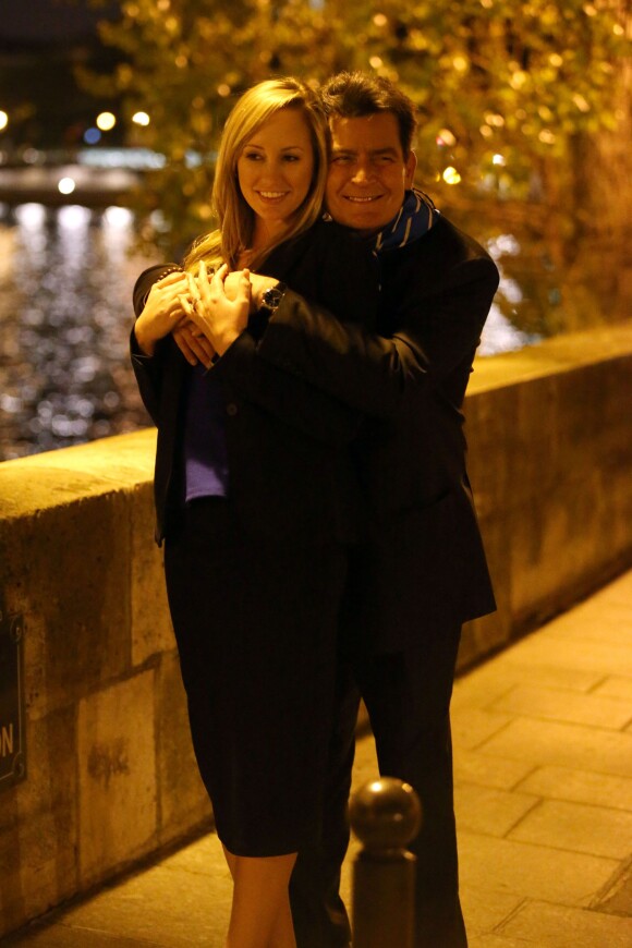 Exclusif - PCharlie Sheen et sa future femme Brett Rossi ont fait une ballade romantique dans l'île Saint-Louis à Paris, le 16 avril 2014, après leur dîner en amoureux au célèbre restaurant Le Jules Verne au 2e étage de la tour Eiffel.