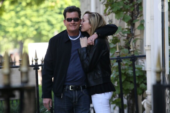 Exclusif - Charlie Sheen et sa future femme Brett Rossi ont fait du shopping en amoureux à Paris, le 17 avril 2014. Le couple est allé chez ST Dupont et chez l'horloger Philippe Patek. Ils ont quitté Paris ce 18 avril 2014.