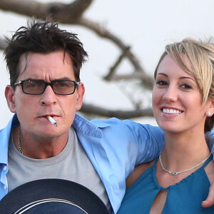 Semi Exclusif - Charlie Sheen et sa petite amie Brett Rossi, une star du porno, posent devant l'hotel "El Ganzo" a Cabo San Lucas, le 30 novembre 2013.
