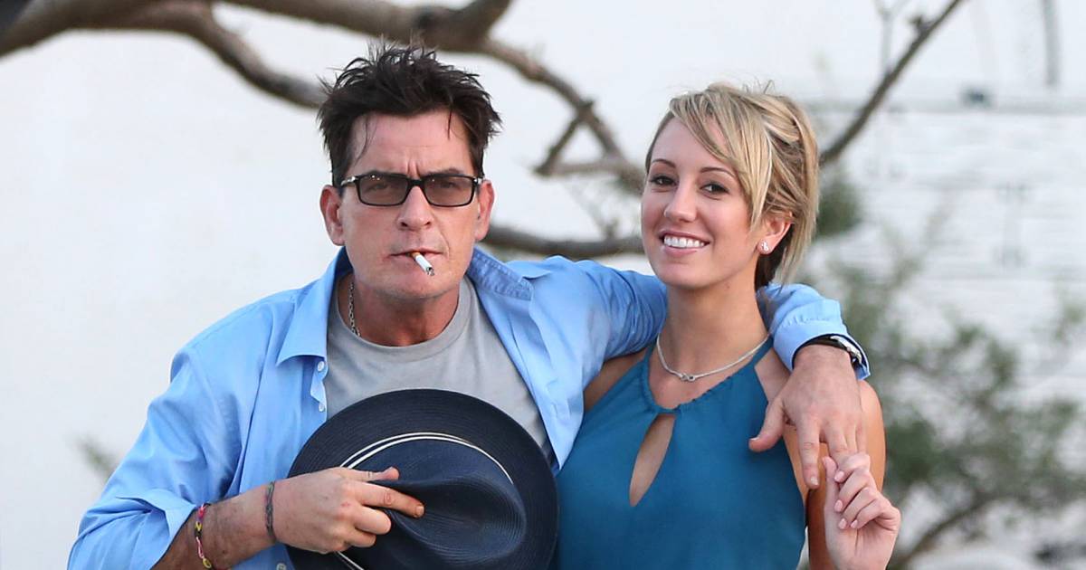 Semi Exclusif Charlie Sheen Et Sa Petite Amie Brett Rossi Une Star Du Porno Posent Devant L