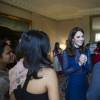 Kate Middleton, duchesse de Cambridge, lors d'une réception donnée avec le prince William à Kensington Palace le 6 avril 2016, avec pour invités de jeunes expatriés indiens et bhoutanais, à quelques jours de la tournée officielle du couple dans leurs pays. La duchesse Catherine portait pour l'occasion une robe d'un créateur indien, Saloni.