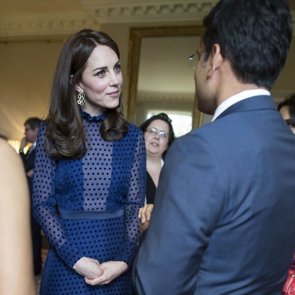 Kate Middleton, duchesse de Cambridge, lors d'une réception donnée avec le prince William à Kensington Palace le 6 avril 2016, avec pour invités de jeunes expatriés indiens et bhoutanais, à quelques jours de la tournée officielle du couple dans leurs pays. La duchesse Catherine portait pour l'occasion une robe d'un créateur indien, Saloni.